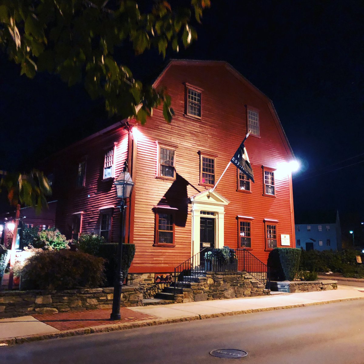 YourSurrealtor's tweet photo. The haunted White Horse Tavern in Newport, RI. Originally built as a home in 1652, it has been operating as a tavern since 1673. It is the oldest operating restaurant in the US. #hauntedhouse #tavern #newportri #colonialhouse #colonialhome #colonial #hauntedri #ghosts https://t.co/ZgWyxgwofC