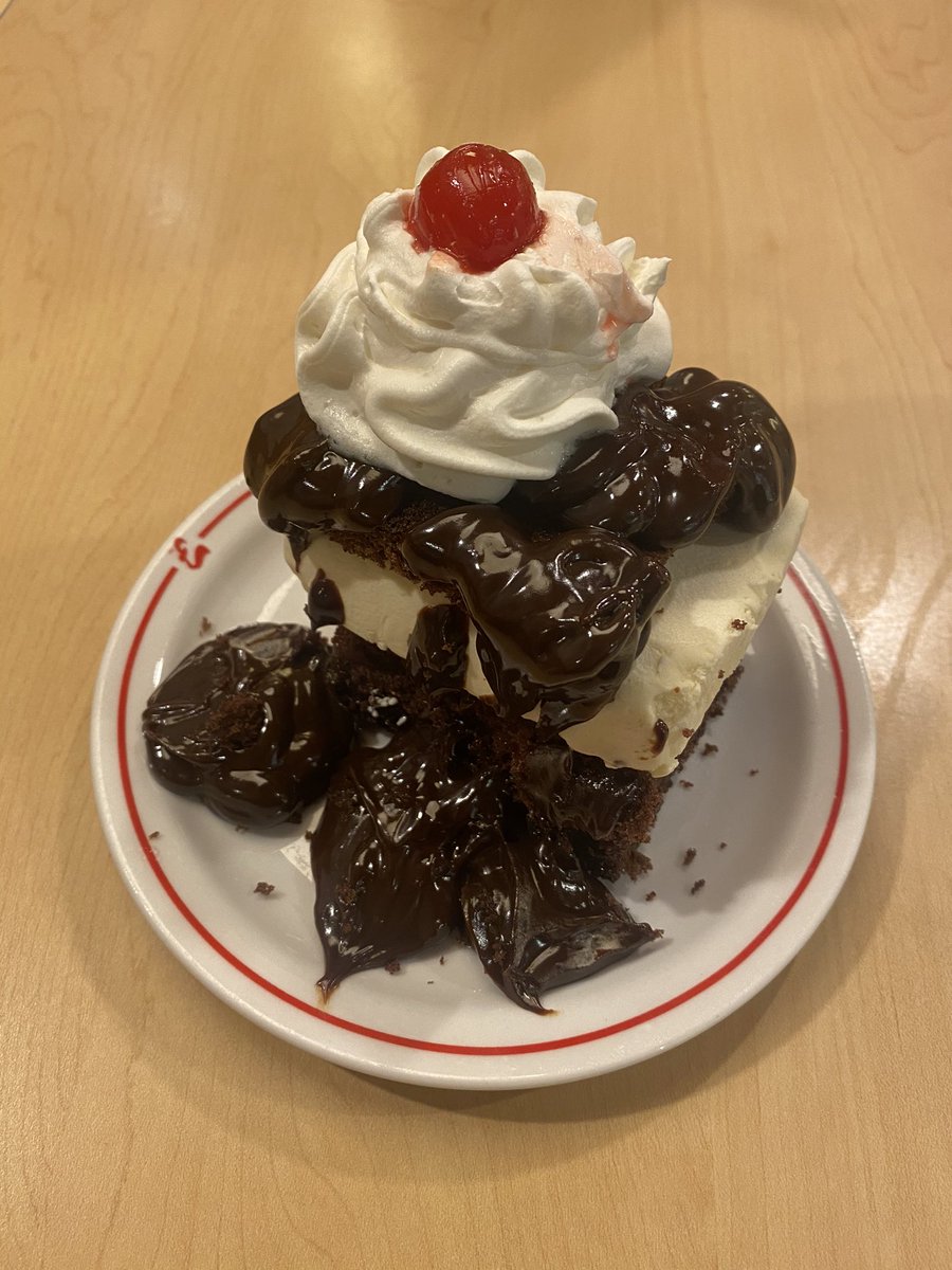 MrDiamondhandz1's tweet photo. It wouldn’t be a date night with @MrsDiamondhandz without some HOT FUDGE CAKE 🎂. 😍🥰😋💎🤲🏻 #Datenight #DiamondhandzFam https://t.co/S705kVnOQP