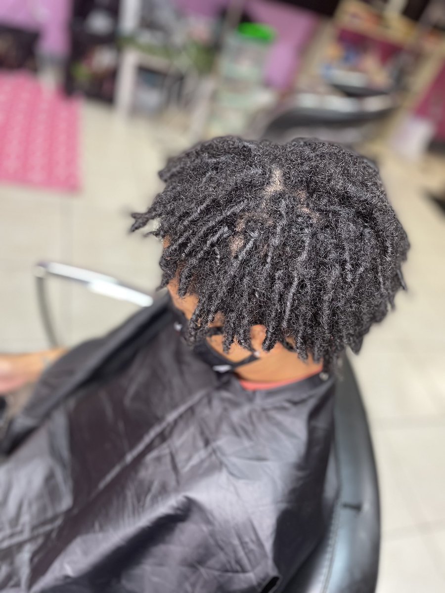 YoGoo32's tweet photo. 7 months and still enjoying the journey. #locs #retwistlocs #womenwithlocs #loclivin #locjourney #combcoils #palmroll #starterlocs #naturalhair #naturalhairrocks https://t.co/fRcFXNrWk6