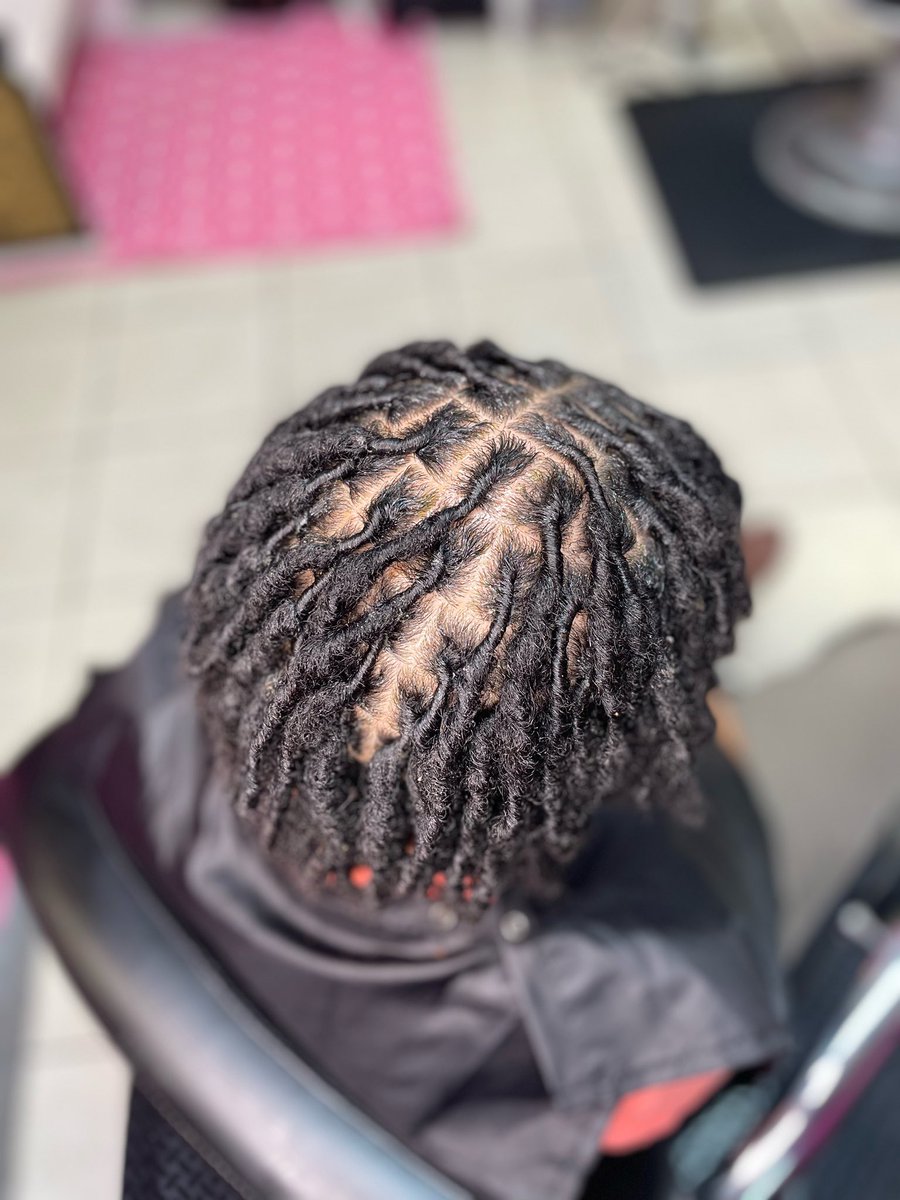 YoGoo32's tweet photo. 7 months and still enjoying the journey. #locs #retwistlocs #womenwithlocs #loclivin #locjourney #combcoils #palmroll #starterlocs #naturalhair #naturalhairrocks https://t.co/fRcFXNrWk6