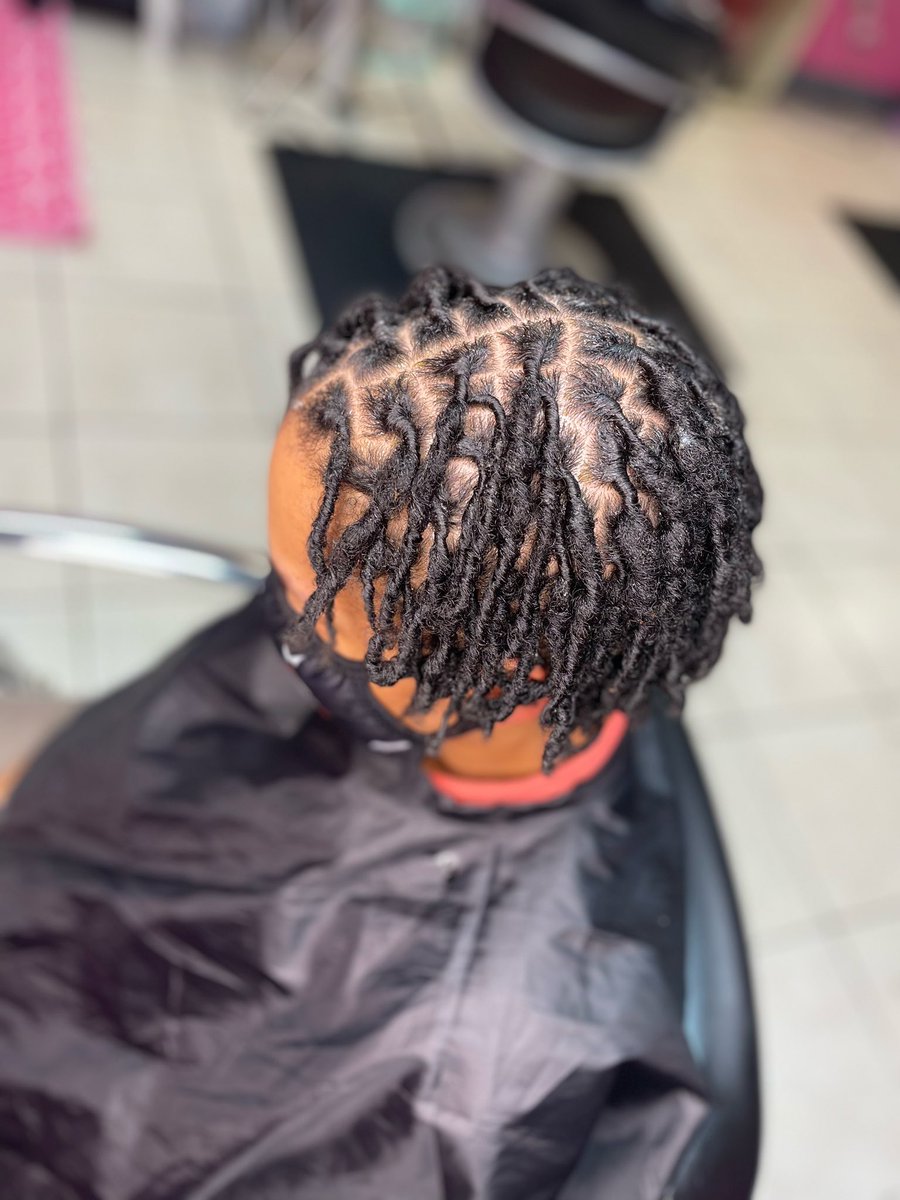 YoGoo32's tweet photo. 7 months and still enjoying the journey. #locs #retwistlocs #womenwithlocs #loclivin #locjourney #combcoils #palmroll #starterlocs #naturalhair #naturalhairrocks https://t.co/fRcFXNrWk6