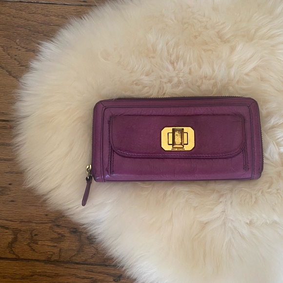 akd_paints's tweet photo. So good I had to share! Check out all the items I'm loving on @Poshmarkapp #poshmark #fashion #style #shopmycloset #vintage #juicycouture #carters: https://t.co/iPd4iyvoPa https://t.co/QrPwKqdvqB