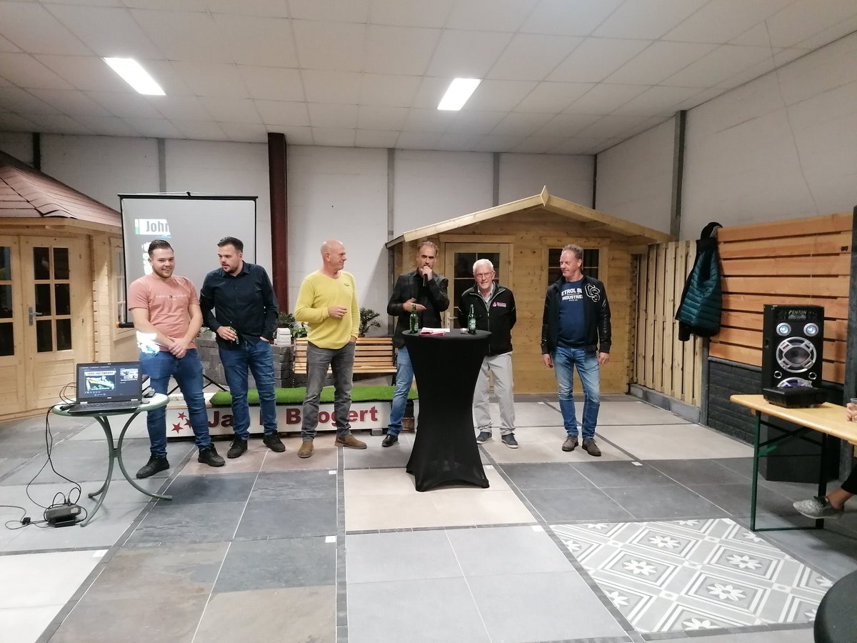 svduiveland's tweet photo. Een drukke en gezellige sponsoravond. Vele sponsors luisterden ondermeer aandachtig naar het verhaal van behangkoning @johnvanzweden bij @swansea.
Maar  ook aandacht voor de al jarenlange trouwe Duiveland sponsor Jan.P.Boogert Sierbestrating. #sponsors #Duiveland https://t.co/3xdxtnHEvo