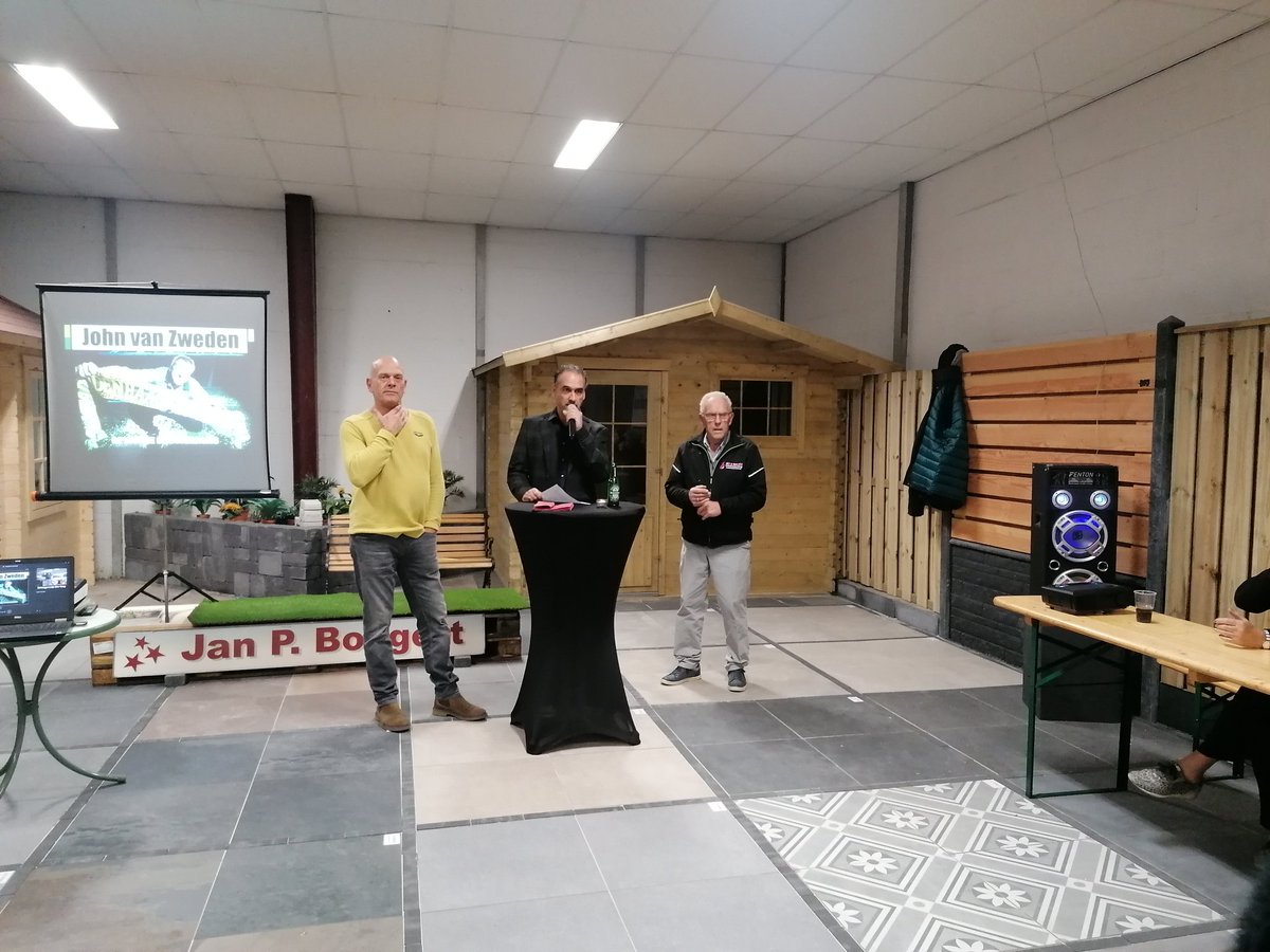 svduiveland's tweet photo. Een drukke en gezellige sponsoravond. Vele sponsors luisterden ondermeer aandachtig naar het verhaal van behangkoning @johnvanzweden bij @swansea.
Maar  ook aandacht voor de al jarenlange trouwe Duiveland sponsor Jan.P.Boogert Sierbestrating. #sponsors #Duiveland https://t.co/3xdxtnHEvo