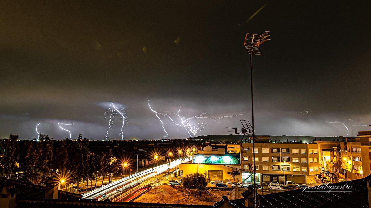 #Thor, el Dios del Trueno haciendo de las suyas.

#Thunderstorm #weatherphotography #Bigastro #Alicante #VegaBaja #FotografiaNocturna

<a href="/MeteOrihuela/">MeteOrihuela</a> <a href="/tiempobrasero/">Tutiempo</a> <a href="/climatologia_ua/">Climatología UA</a>
