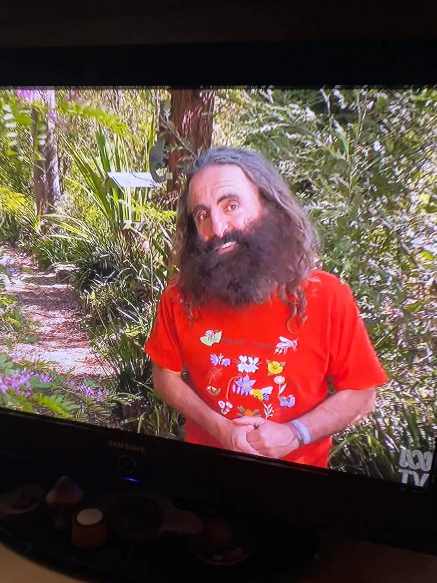 BeeBabette's tweet photo. Look who’s wearing my “Plant these, save the native bees” Tshirt ! 🤩 #Australia’s #favourite #gardenguru @CostasGarden of @AuGardening ! You can get this design &amp; other #AustralianNativeBee #art on Tshirts &amp; more here: https://t.co/KO4Qs59dsG

#OzPollinators #bees #savethebees https://t.co/69FFq9FBh7