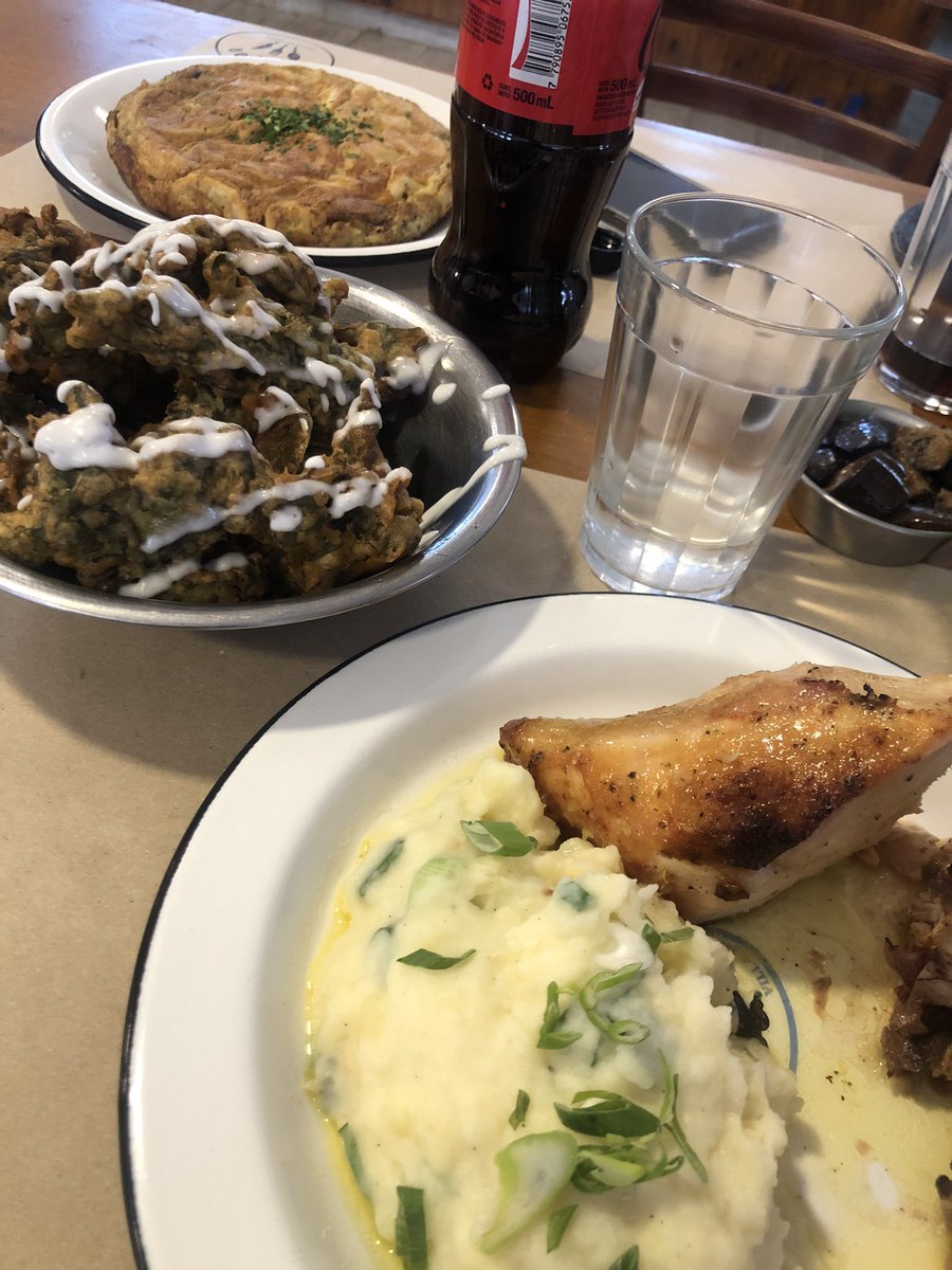 malcomgomez's tweet photo. Hoy en el “Comedor GEVP”. No se puede creer lo lindo que quedó, la onda y el morfi. Cocina de barrio. Felicitaciones al compadre @rocky_cuatro. Envidia sana a los vecinos de Villa de Parque, Devoto y aledaños. https://t.co/hlDlcDMcIM