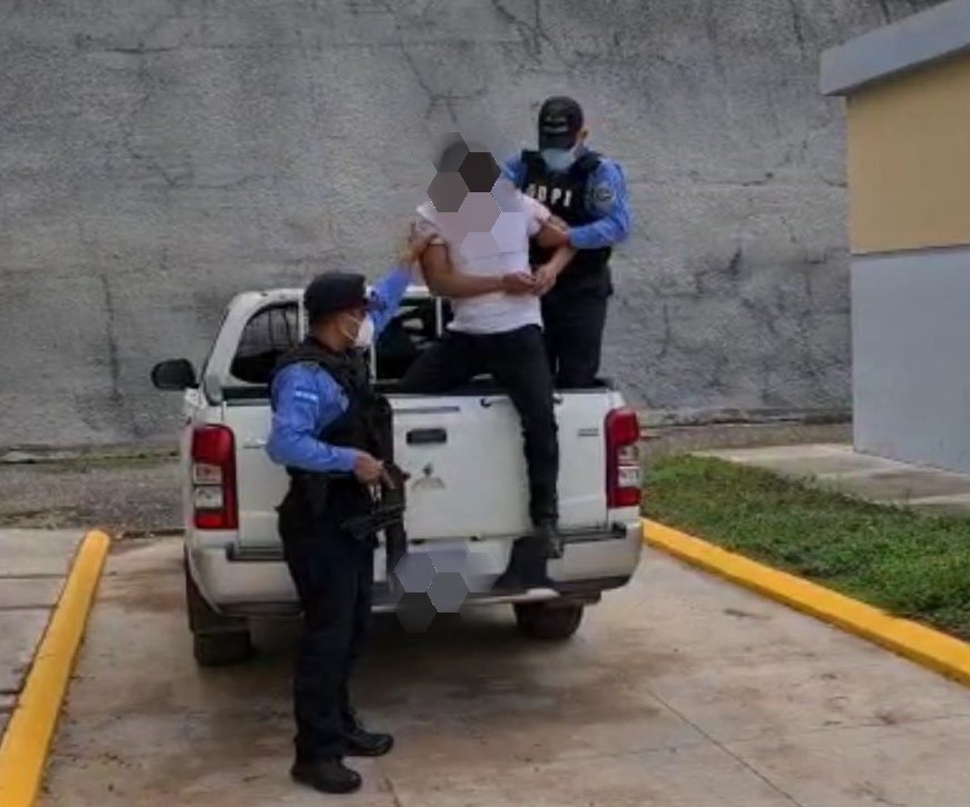 dpi_honduras's tweet photo. #ResultadoDeImpacto👮♂️🚔
Producto de una asertiva investigación, capturamos a supuesto integrante de banda criminal "Los Machorro" por atentar contra el candidato a alcalde del partido Libre, José Rommel Rivera Orellana. #SanLuis #SantaBàrbara https://t.co/tXZKlwVtDU