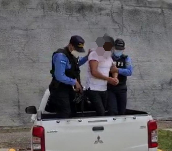 dpi_honduras's tweet photo. #ResultadoDeImpacto👮♂️🚔
Producto de una asertiva investigación, capturamos a supuesto integrante de banda criminal "Los Machorro" por atentar contra el candidato a alcalde del partido Libre, José Rommel Rivera Orellana. #SanLuis #SantaBàrbara https://t.co/tXZKlwVtDU