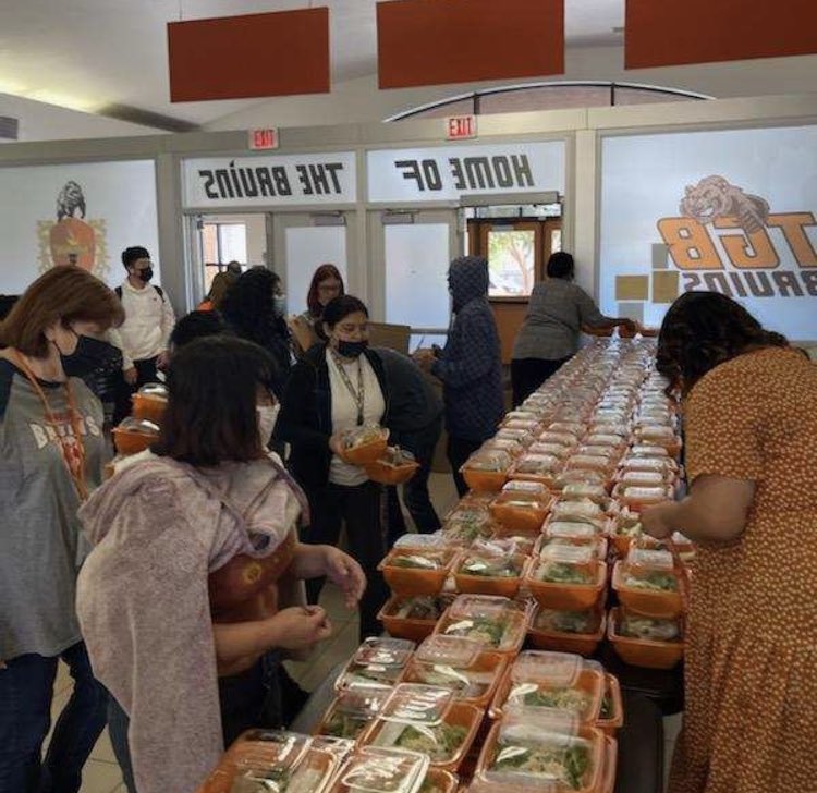 EstrellaCSD's tweet photo. Our #WakeUpClub, in conjunction with the Military Support Fund, made salads from @saladandgo for the Estrella family and students from @TGBHS_BRUINS. They made a total of 3,000 Salads!!! #oneteamunafamilia https://t.co/89ZURuKPi2