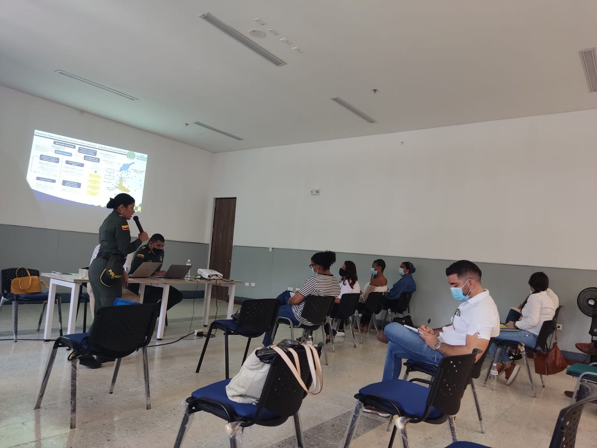 DevalPolicia's tweet photo. #AEstaHora participamos en el programa Integral de Seguridad y Protección para las Comunidades y Organizaciones en los Territorios en su componente Ruta Pacífica de Mujeres #Tuluá. Damos a conocer la estrategia #ESPOV. #DDHH @MinInterior https://t.co/Qk1mICFZds