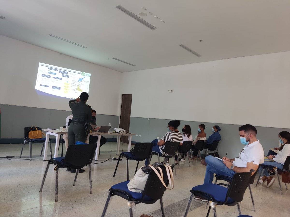 DevalPolicia's tweet photo. #AEstaHora participamos en el programa Integral de Seguridad y Protección para las Comunidades y Organizaciones en los Territorios en su componente Ruta Pacífica de Mujeres #Tuluá. Damos a conocer la estrategia #ESPOV. #DDHH @MinInterior https://t.co/Qk1mICFZds