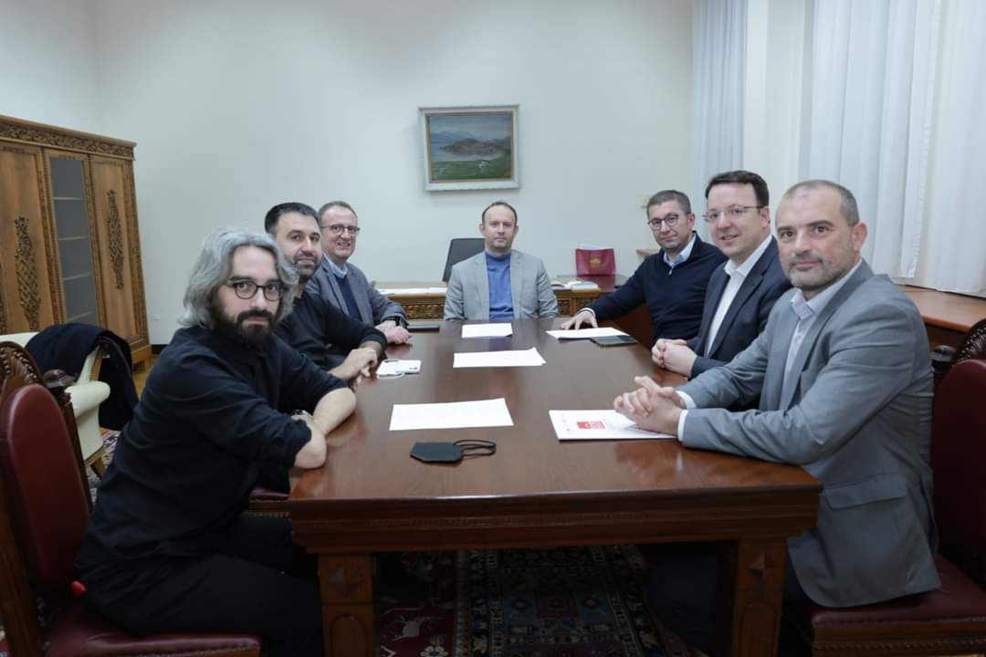 AlexandarMKD's tweet photo. Новата иднина доаѓа, ново време и нова надеж. Не чекаат силни предизвици, свесни и благодарни за поддршката заедно ќе успееме. Македонија ќе успее! Имаме ново парламентарно мнозинство. https://t.co/cc1on1TY9D