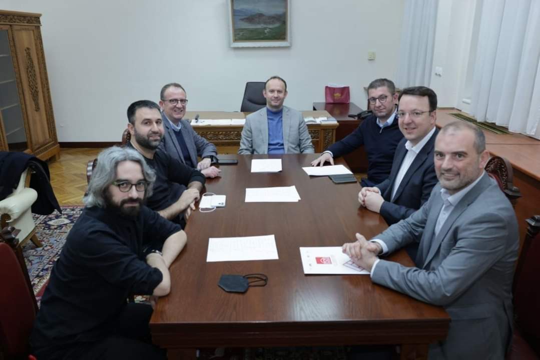AlexandarMKD's tweet photo. Новата иднина доаѓа, ново време и нова надеж. Не чекаат силни предизвици, свесни и благодарни за поддршката заедно ќе успееме. Македонија ќе успее! Имаме ново парламентарно мнозинство. https://t.co/cc1on1TY9D