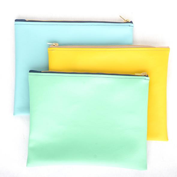 LITEwinnipeg's tweet photo. We have a number of high-quality handmade products from The Cutting Edge available in the shop now!

Clutches, storage bags and more...all sorts of options if you’re looking for a gift that’s special while also creating jobs in Winnipeg.

Check out https://t.co/SxZVVtvgVZ https://t.co/ftxOpdxG27