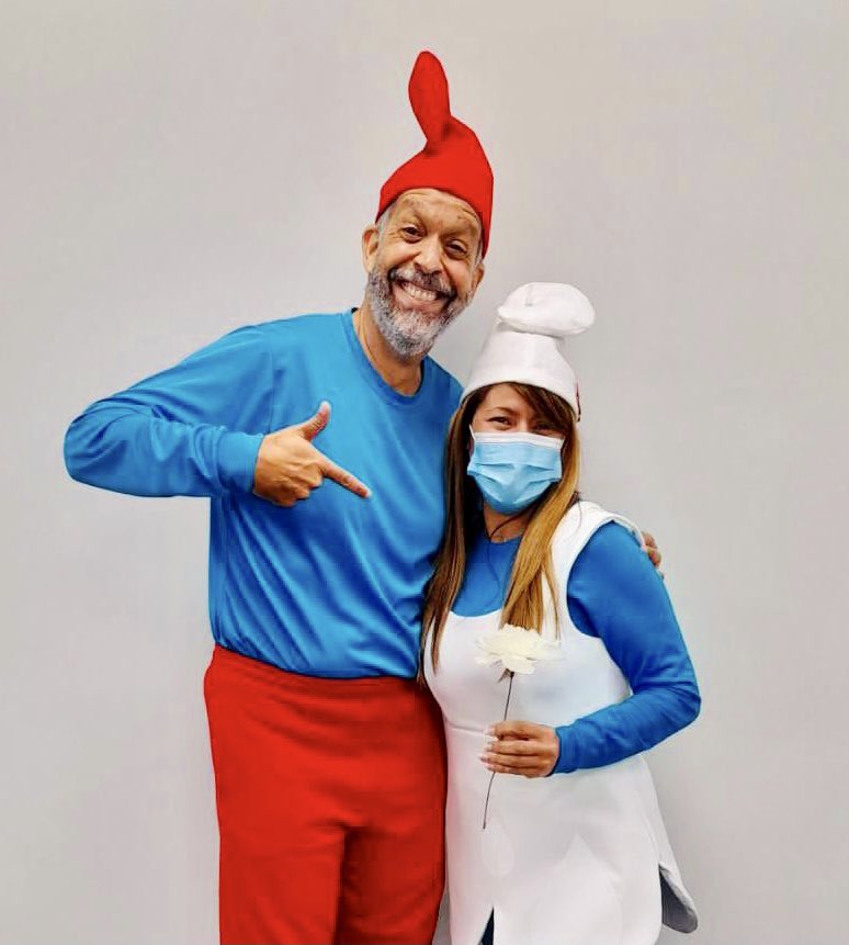 CytoimmunePR's tweet photo. Llegó, llegó, llegó la Navidad a CytoImmune. Estamos aquí, en Toa Baja, trabajando con excelencia creando nuevas alternativas de terapias de cáncer. Somos las manos puertorriqueñas que desean regalar calidad de vida. 
#InnovacionMedica #InvestPR #TratamientoCancer #Navidad2021 https://t.co/BBD6Yewk71
