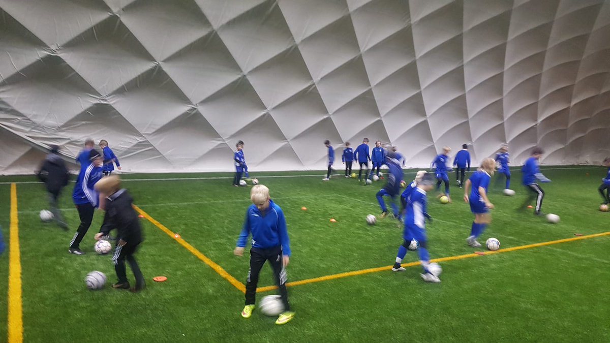 KoiPSVantaa's tweet photo. Kauden 2022 Tehoryhmä 2009-2013 syntyneille tytöille ja pojille alkoi vauhdikkaasti Tikkurilan kuplan uudella alustalla 👌🏽🔵⚪ Tehoryhmätoiminnassa on mukana kaiken kaikkiaan yli 70 seuran pelaajaa ⚽
Ensi viikolla jatketaan! 💪🏽
#KoiPS #Vantaa #pelaajakehitys #tehoryhmä https://t.co/iCmKdf4E8x