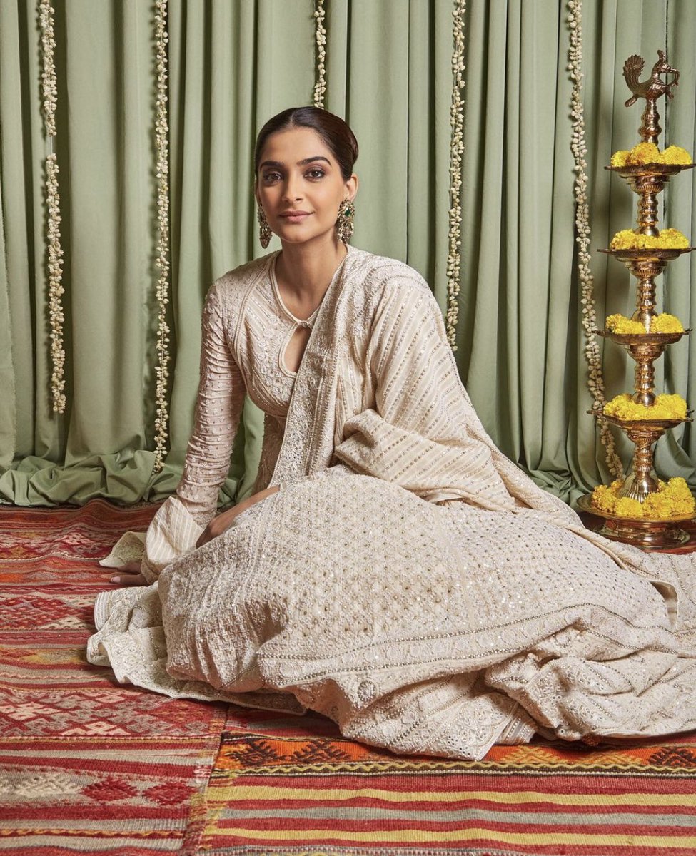 filmfare's tweet photo. Do you think clothes get excited when @sonamakapoor chooses to wear them? 🤍 https://t.co/WhLMiOljls
