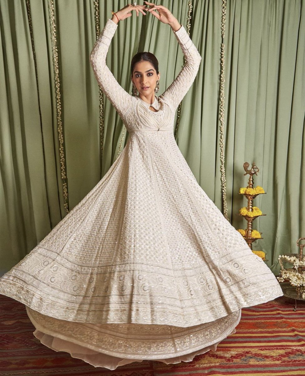 filmfare's tweet photo. Do you think clothes get excited when @sonamakapoor chooses to wear them? 🤍 https://t.co/WhLMiOljls