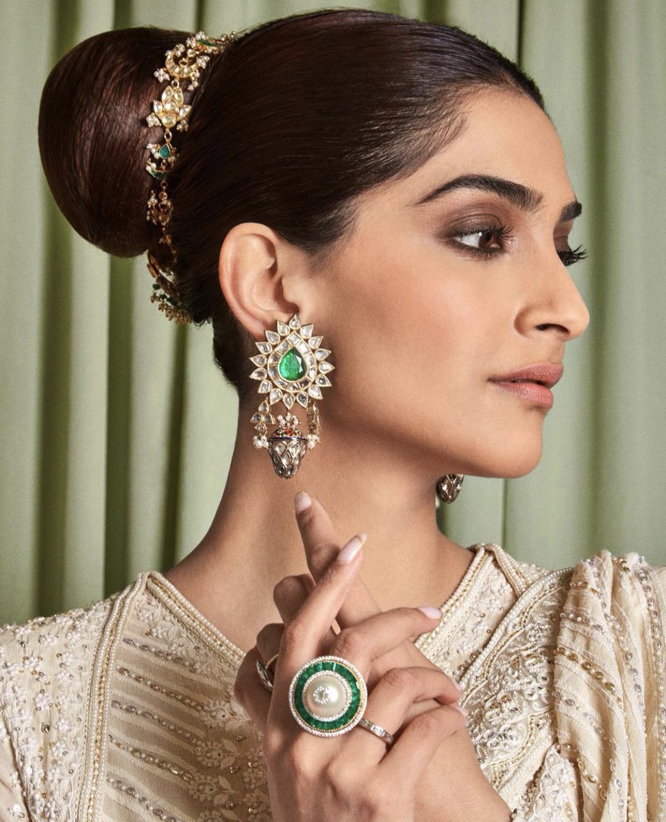 filmfare's tweet photo. Do you think clothes get excited when @sonamakapoor chooses to wear them? 🤍 https://t.co/WhLMiOljls