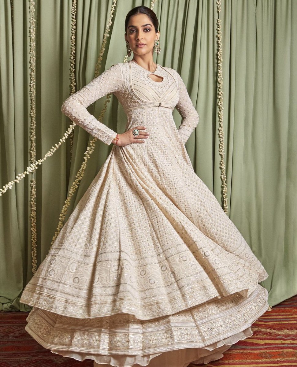filmfare's tweet photo. Do you think clothes get excited when @sonamakapoor chooses to wear them? 🤍 https://t.co/WhLMiOljls
