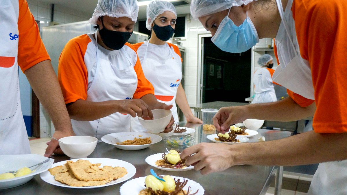 senacto's tweet photo. Os alunos do curso de Auxiliar de Cozinha do Senac Palmas no trabalho final elaboraram receitas autorais. Além de lindas deliciosas e com ingredientes regionais:
- Mousse de mangaba com geleia de pitanga
- Filé de Pirarucu com maxixe, banana da terra e purê de cará
#VemproSenac https://t.co/HVaZOitOwA