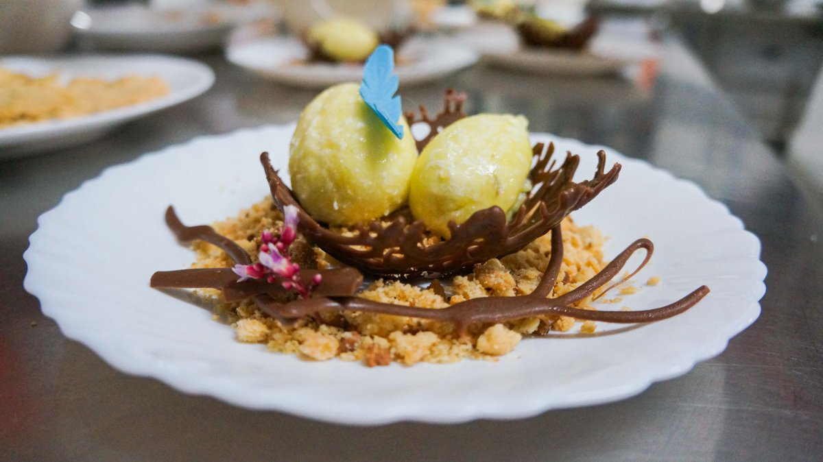 senacto's tweet photo. Os alunos do curso de Auxiliar de Cozinha do Senac Palmas no trabalho final elaboraram receitas autorais. Além de lindas deliciosas e com ingredientes regionais:
- Mousse de mangaba com geleia de pitanga
- Filé de Pirarucu com maxixe, banana da terra e purê de cará
#VemproSenac https://t.co/HVaZOitOwA