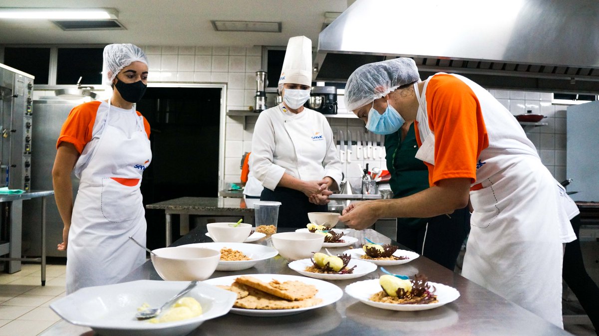 senacto's tweet photo. Os alunos do curso de Auxiliar de Cozinha do Senac Palmas no trabalho final elaboraram receitas autorais. Além de lindas deliciosas e com ingredientes regionais:
- Mousse de mangaba com geleia de pitanga
- Filé de Pirarucu com maxixe, banana da terra e purê de cará
#VemproSenac https://t.co/HVaZOitOwA