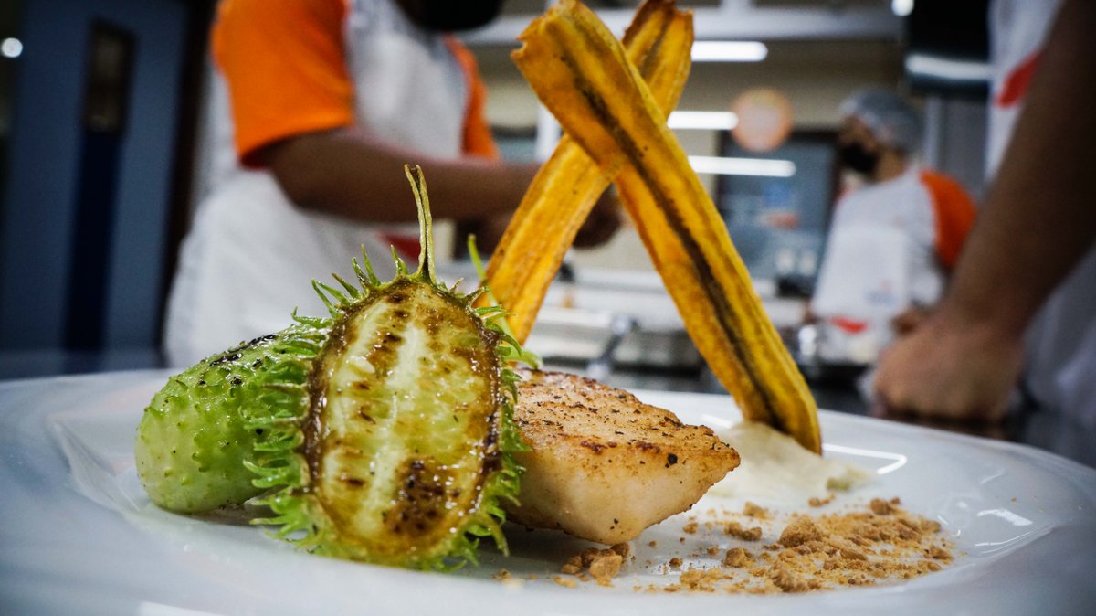 senacto's tweet photo. Os alunos do curso de Auxiliar de Cozinha do Senac Palmas no trabalho final elaboraram receitas autorais. Além de lindas deliciosas e com ingredientes regionais:
- Mousse de mangaba com geleia de pitanga
- Filé de Pirarucu com maxixe, banana da terra e purê de cará
#VemproSenac https://t.co/HVaZOitOwA