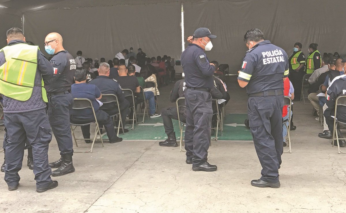El_Universal_Mx's tweet photo. Especialistas en temas de seguridad exponen que la mala paga y la falta de capacitación son factores que ocasionan abusos hacia quienes viven o ingresan al Estado de México, lo que provoca que la ciudadanía no les tenga confianza https://t.co/xoTRkOFOKi https://t.co/g3KPaU230v