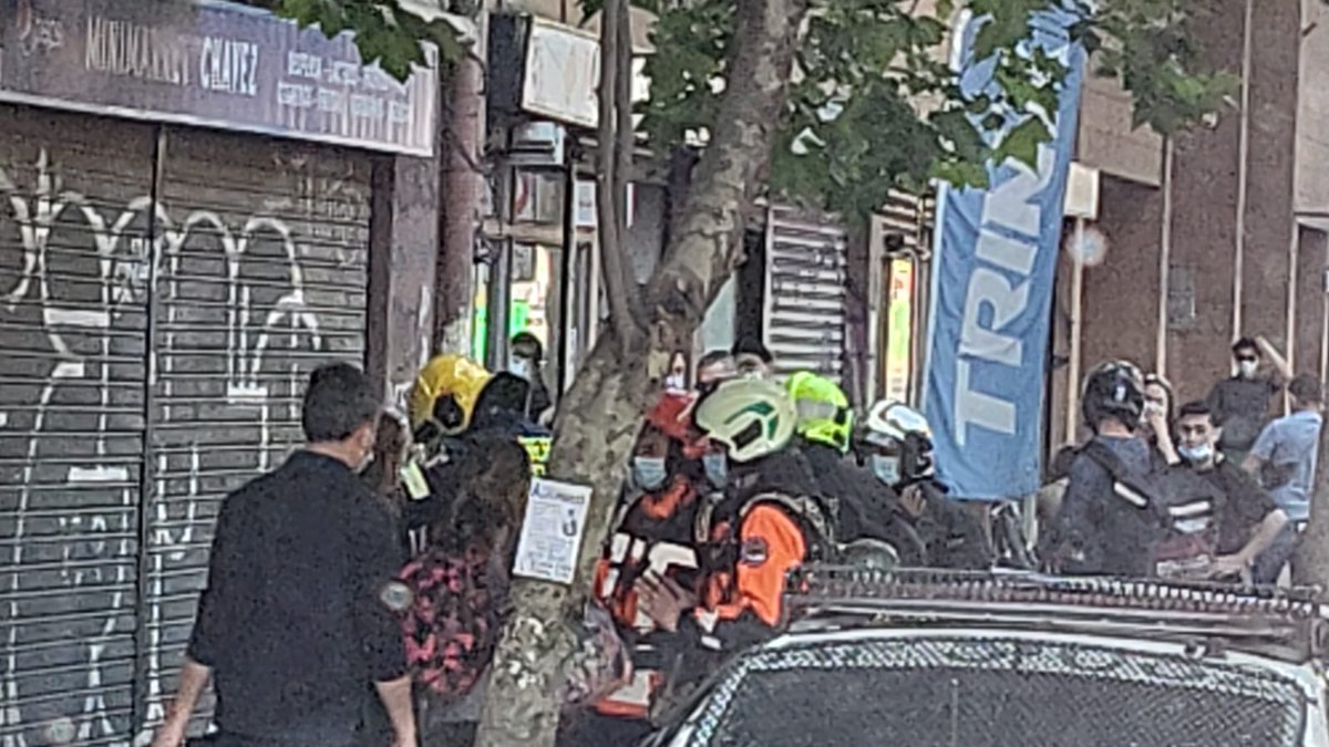 cbsantiago's tweet photo. El Cuerpo de Bomberos de Santiago está presente con 7 máquinas ante una emergencia que Involucra la presencia de materiales peligrosos, en Santa Isabel y Lira, #Santiago 
#BomberosSantiago #EmergencisCBS 
#ConstanciayDisciplina https://t.co/mhE9Dxl92R