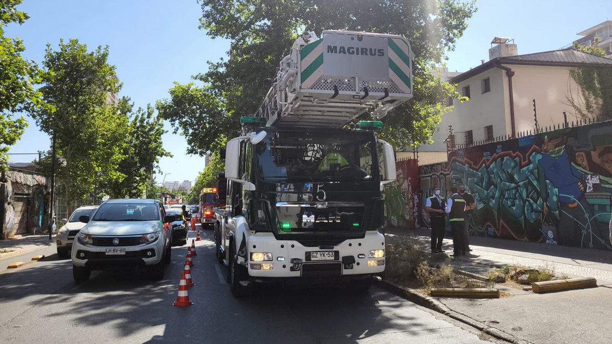 cbsantiago's tweet photo. El Cuerpo de Bomberos de Santiago está presente con 7 máquinas ante una emergencia que Involucra la presencia de materiales peligrosos, en Santa Isabel y Lira, #Santiago 
#BomberosSantiago #EmergencisCBS 
#ConstanciayDisciplina https://t.co/mhE9Dxl92R
