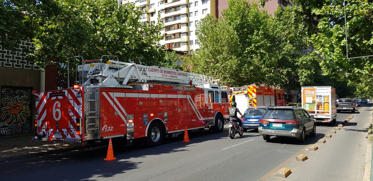 cbsantiago's tweet photo. El Cuerpo de Bomberos de Santiago está presente con 7 máquinas ante una emergencia que Involucra la presencia de materiales peligrosos, en Santa Isabel y Lira, #Santiago 
#BomberosSantiago #EmergencisCBS 
#ConstanciayDisciplina https://t.co/mhE9Dxl92R
