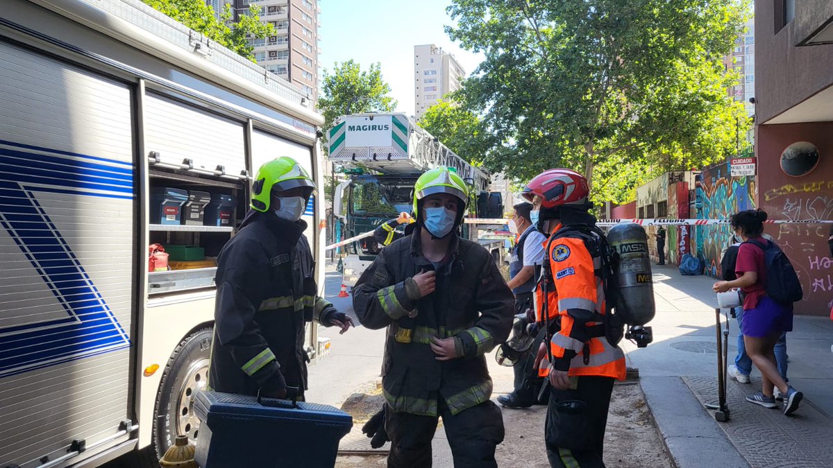 cbsantiago's tweet photo. El Cuerpo de Bomberos de Santiago está presente con 7 máquinas ante una emergencia que Involucra la presencia de materiales peligrosos, en Santa Isabel y Lira, #Santiago 
#BomberosSantiago #EmergencisCBS 
#ConstanciayDisciplina https://t.co/mhE9Dxl92R
