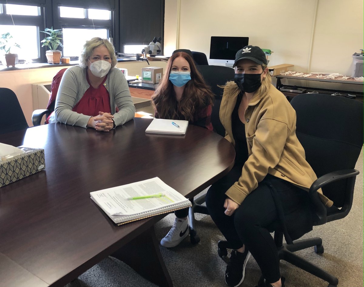 TimAssal's tweet photo. What a treat to have @darla_der meet with our lab after the @KentState Geography colloquium to talk #HumanEnvironment intxns, graduate school and career advice! Thx for coordinating @hyinhe! @OSUGeography https://t.co/8TUkVnHMKx