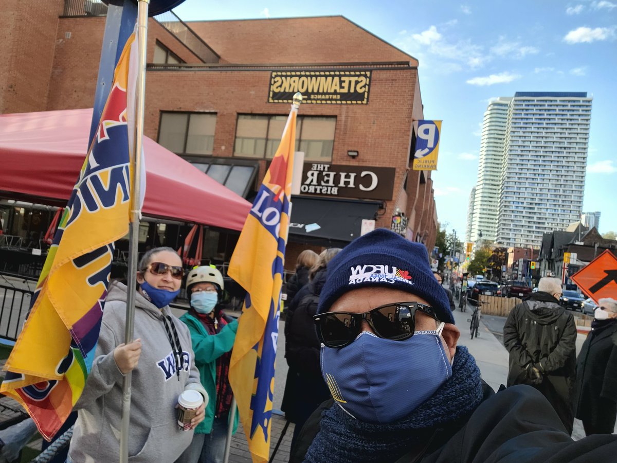 BanaagAlex's tweet photo. It's FriyaaY! Here at the STEAMWORKS - Church St. Toronto. Supporting workers for their UNION VOTE! @UFCW1006A
#UNIONYES #unionmatters
#unionpride #UFCWOutreach https://t.co/nEWRFvUIsz