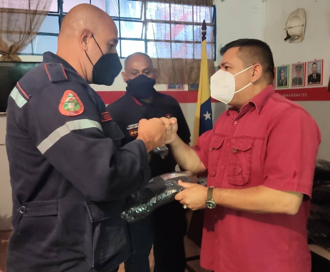 JEHYSONGUZMAN's tweet photo. Los #BomberosDelaULA ya van a estrenar nuevos uniformes gracias al trabajo que hacemos juntos. 

Puede parecer una acción mínima, casi irrelevante pero es la que significa a los héroes y heroínas de azul que los últimos días los han dado todo como siempre para servir al pueblo. https://t.co/38lquNbrBn