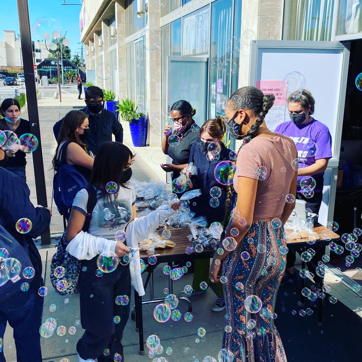 ChampsCharter's tweet photo. CHAMPS Baking Club is welcoming in the weekend by supporting @NHFcommunity with a killer bake sale! 🍪
Big thank you to Maya, Kaira, and our dedicated bakers 👩🍳. https://t.co/RaqUG5Fcva