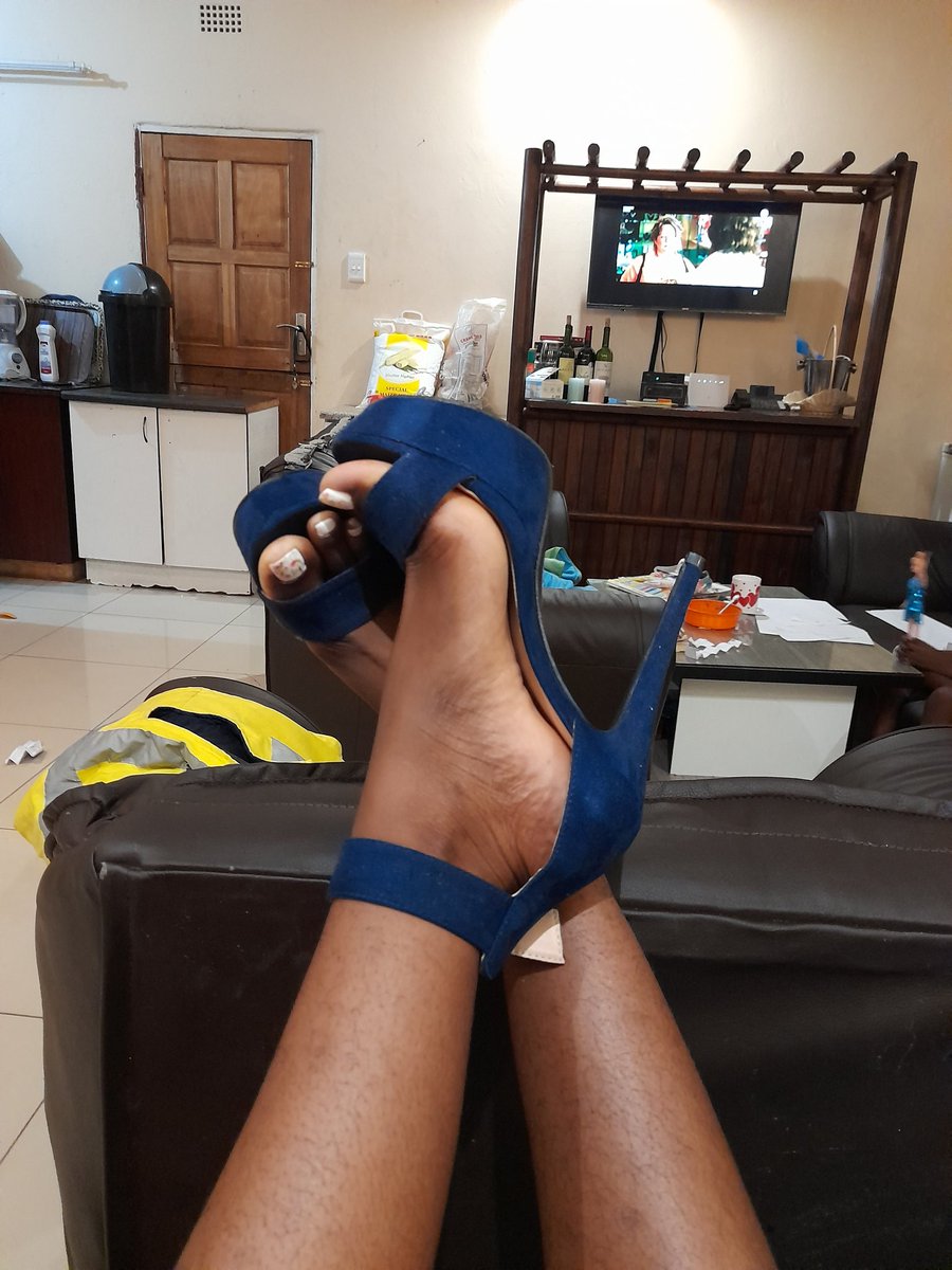 Before you shela/soma me...I love heels, and wine, my table gets messy and my legs are hairy.