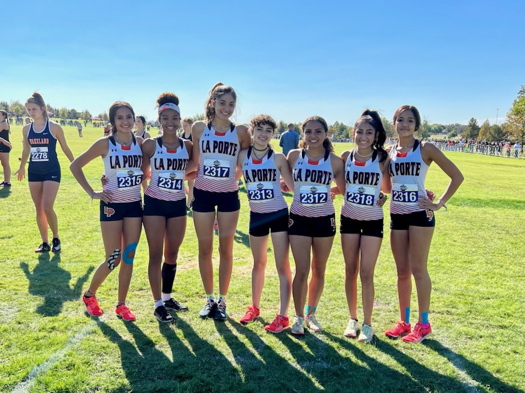 emilyllechuga's tweet photo. last cross country race, so proud of my team for making it to state and competing! 🐶🎓
now let’s get ready for track 🏃🏻♀️
#statebaby #xc #senior #ready4track https://t.co/LBUhWOkPxn