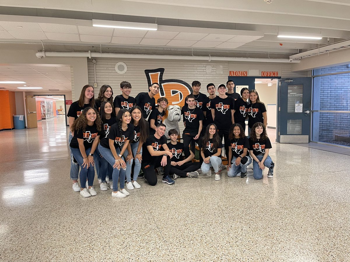 emilyllechuga's tweet photo. last cross country race, so proud of my team for making it to state and competing! 🐶🎓
now let’s get ready for track 🏃🏻♀️
#statebaby #xc #senior #ready4track https://t.co/LBUhWOkPxn