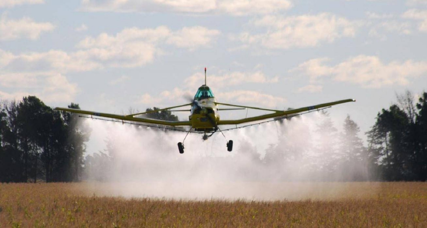 Red__Accion's tweet photo. #Chaco Empresarios rurales fumigan sobre dos pueblos y 700 personas tuvieron que ser hospitalizadas

Los hospitales de Pampa del Indio y Presidencia Roca se vieron desbordados con personas con vómitos, diarrea y deshidratación. https://t.co/qI87TUSGaE https://t.co/WoOhgbnUG3