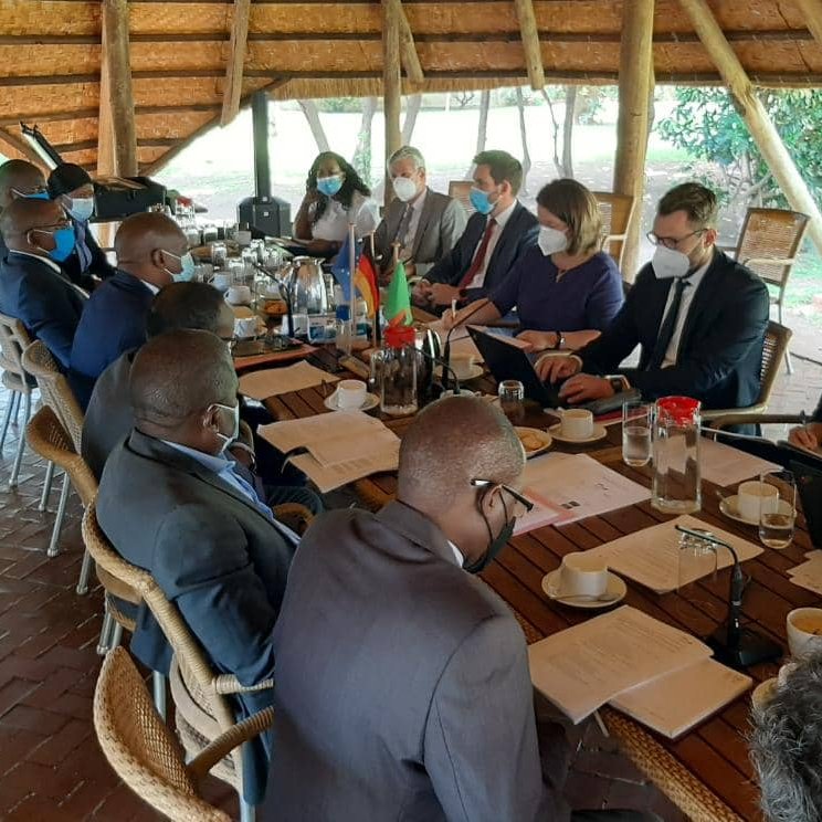 Today we signed grant agreements worth €46.8 million with Min. of Finance <a href="/S_Musokotwane/">Situmbeko Musokotwane</a> in the presence of 🇩🇪 Chancellor's Special Envoy for Africa.
Meanwhile, Gov-to-Gov consultations on shared future priorities for 🇩🇪🇿🇲 cooperation are already underway!
#Zambia #cooperation