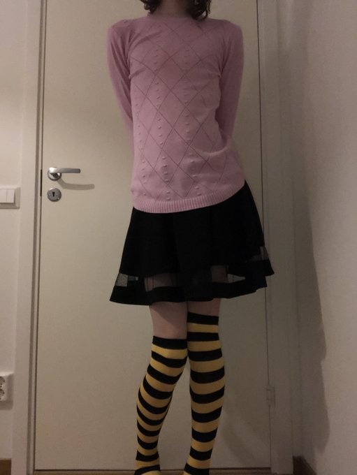 1 pic. Cozy home getup

#femboy #crossdresser #twink https://t.co/gqQmHQ6QyO