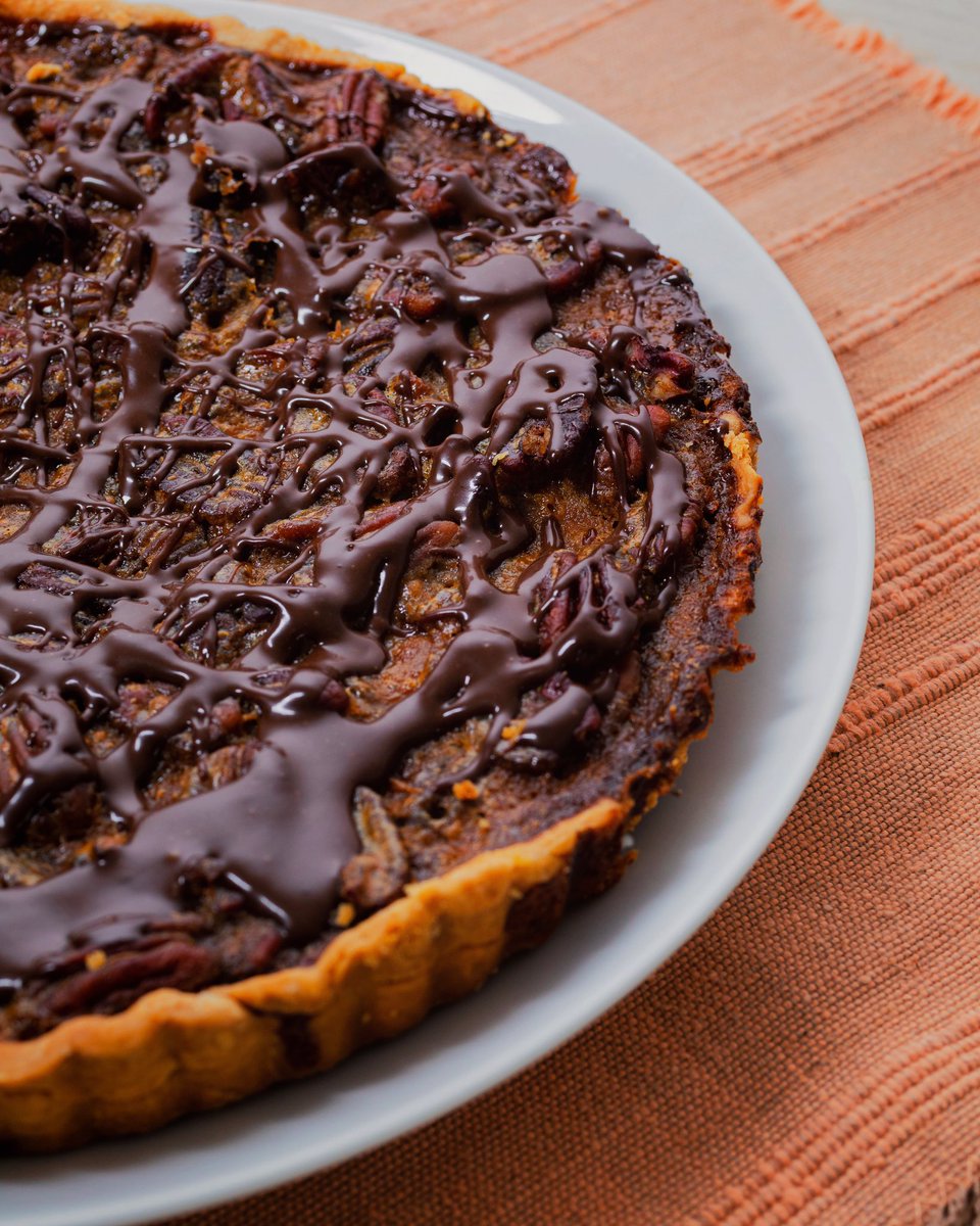 Tarta de nuez con chocolate 🤎🥧🌰

En cada rebanada una dosis de auténtica felicidad 🤩✨🍰

Pedidos al 951 513 8100 o visítanos en Jazmines 518, Colonia Reforma y en Av. Universidad 200 Altos, Ex-Hacienda Candiani ☎️🍃

#LaPasión #PasteleríaFina #Pastelería #Oaxaqueña #Oaxaca