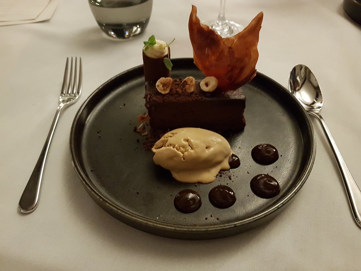 thetravellocker's tweet photo. What can I say about my #Cotswolds retreat at the
@greenwayhotel and #ElanSpa #ESPA #Cheltenham Simply marvelous! @EdenMarketiers #fourposter #Bath #pool #hottub https://t.co/4FiszE46uf