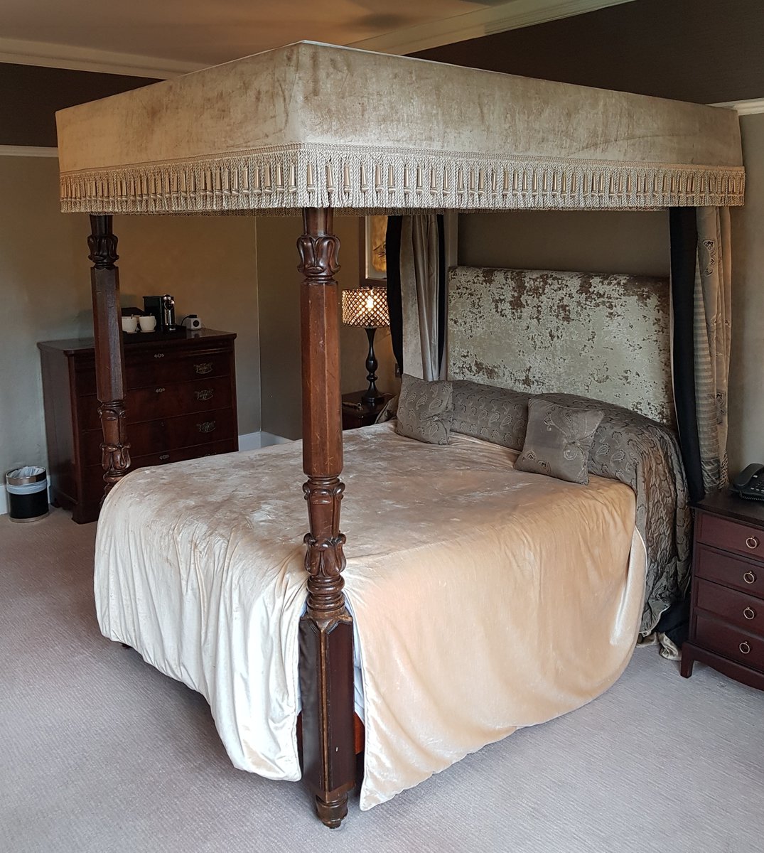 thetravellocker's tweet photo. What can I say about my #Cotswolds retreat at the
@greenwayhotel and #ElanSpa #ESPA #Cheltenham Simply marvelous! @EdenMarketiers #fourposter #Bath #pool #hottub https://t.co/4FiszE46uf