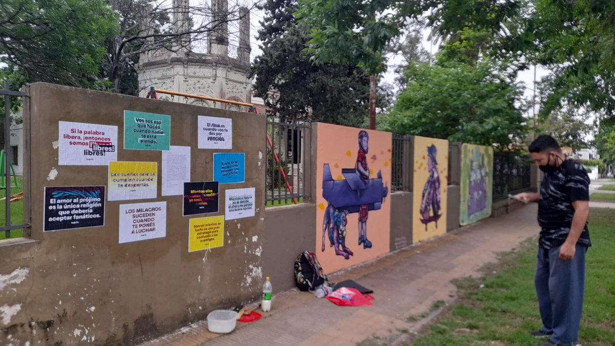 FIPRosario's tweet photo. 🍀 Intervención con poemas de Poeta Sérgio Vaz en Casa de la Cultura Arijón y Centro Cultural Roberto Fontanarrosa
¡Ya pueden pasar a verla!
#FIPR29 #poesíaenlasorillas #festival #poesía #rosario https://t.co/a0XV2aZNVn