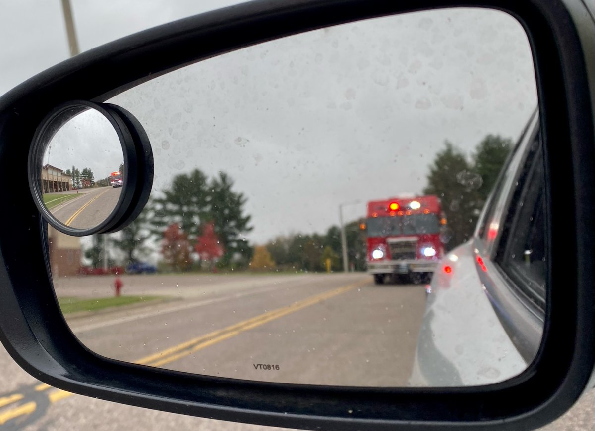 wistatepatrol's tweet image. #CrashResponderSafetyWeek starts tomorrow.
 
If you’re passing an emergency vehicle with lights on – #MoveOver. 

If emergency lights are coming up behind you – #MoveRight.
 
docs.legis.wisconsin.gov/statutes/statu…