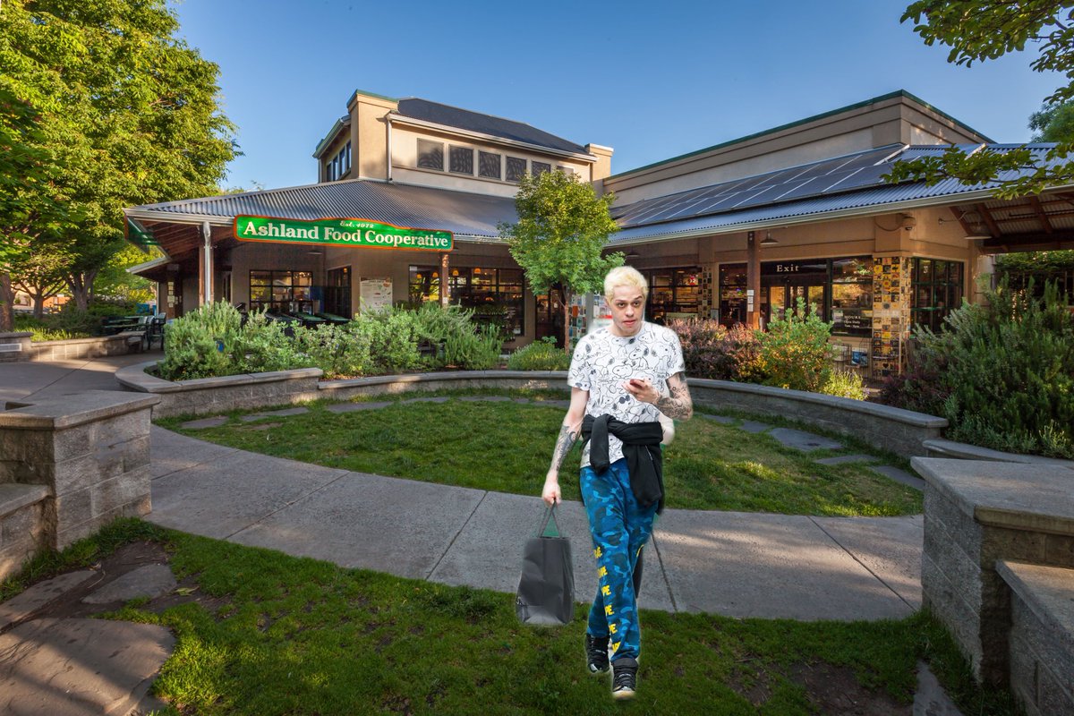 ashlandfoodcoop's tweet photo. Spotted! Pete Davidson on a date with the Ashland Food Co-op… and he brought his own reusable bag 😍 https://t.co/JBMdBsT0Zt